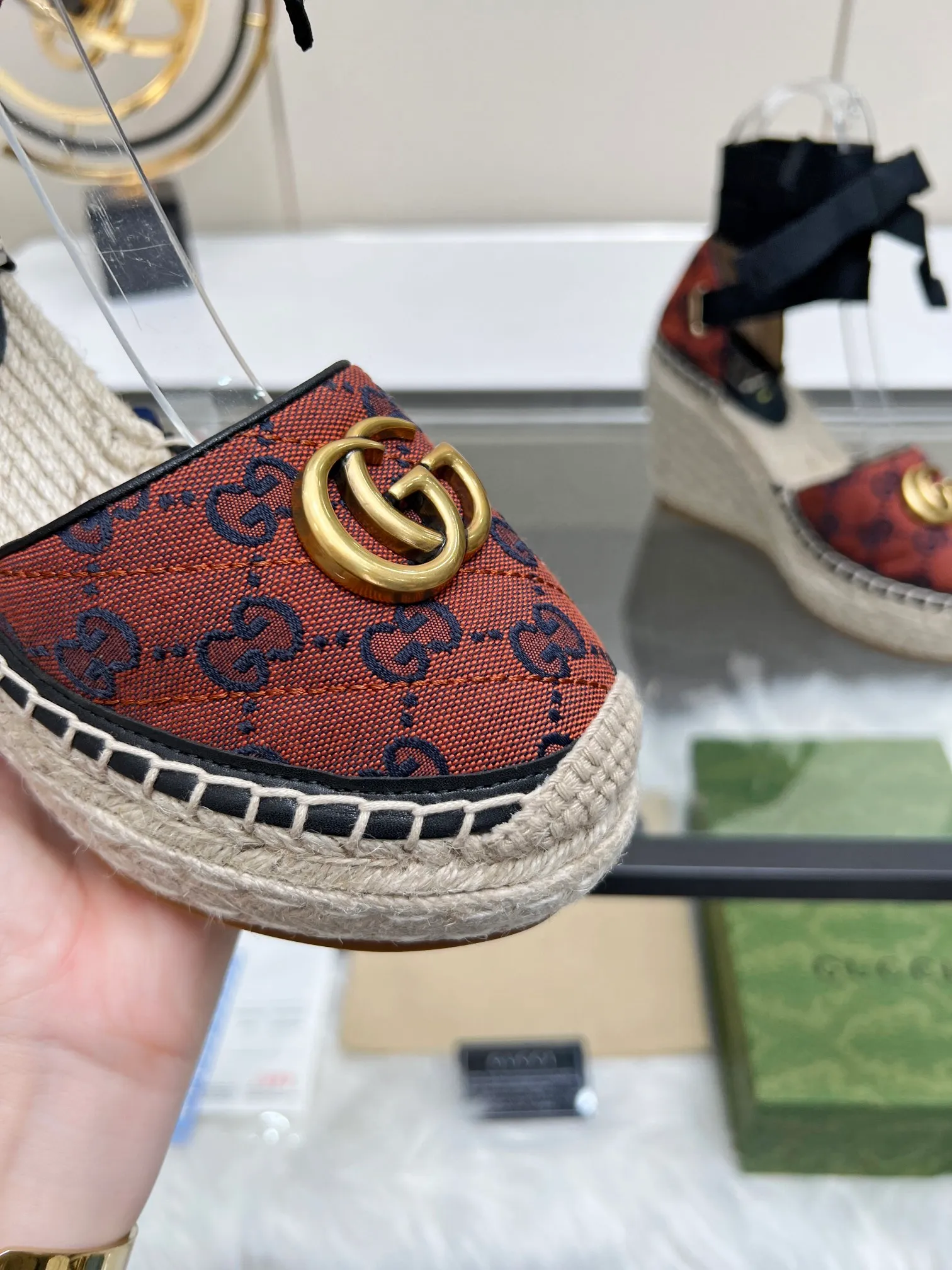 👟👟Ex-factory price 440👟👟 GUCCI wedge fisherman sandals, thick-soled straw, high-end quality, fabric: double G fabric, electric embroidery, lining: mixed sheepskin lining, yardage: 35 ~ 42, color: light blue. Dear new and old customers, the picture has been updated, please transfer the image to change. The upgraded version of the wedge heel currently has more than 40 colors. Transfer the image and sell it.